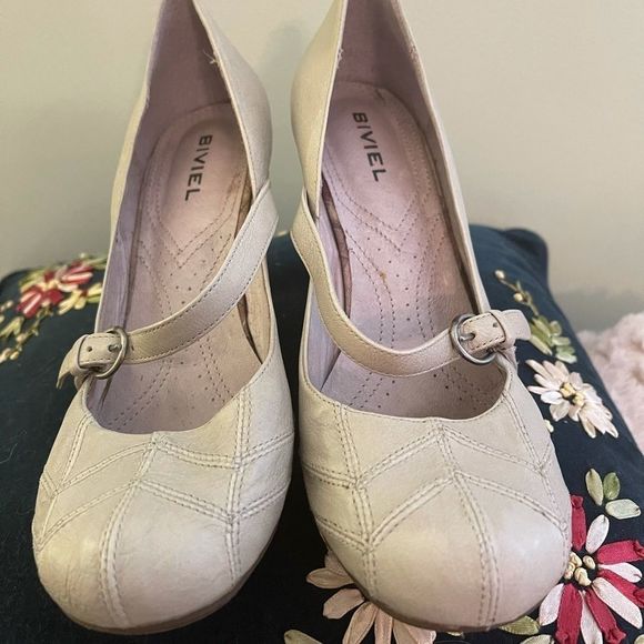 Anthropologie Retro Looking Biviel Vegan Leather Heels - Picture 3 of 8